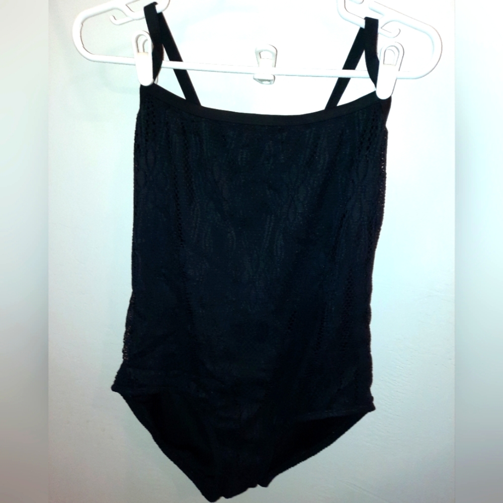 $ Black size 2X lacey, crochet type 1 piece swimsuit excellent used condition